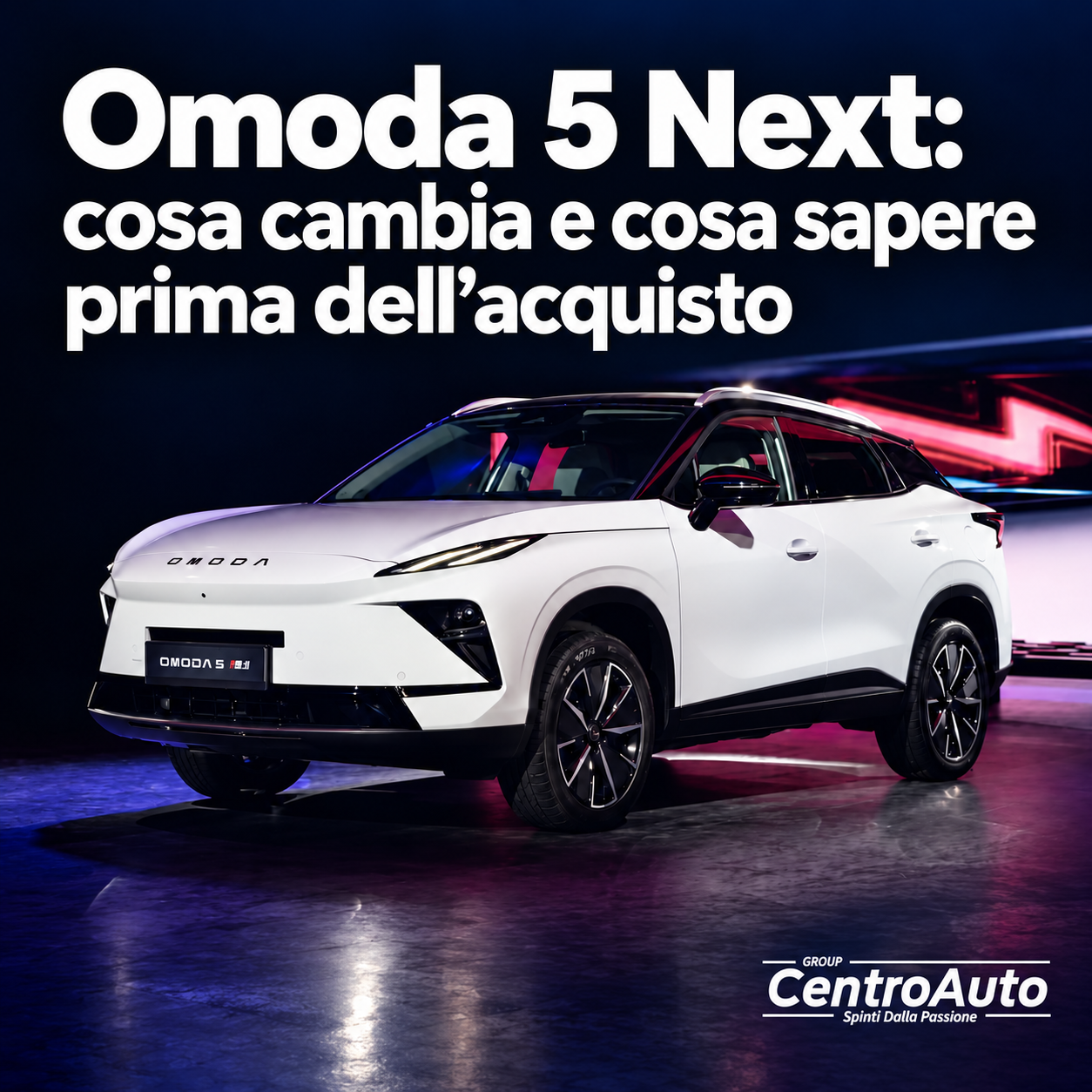 Omoda 5 Next bianca presentata al salone, con titolo dell’articolo e logo CentroAutoGroup.